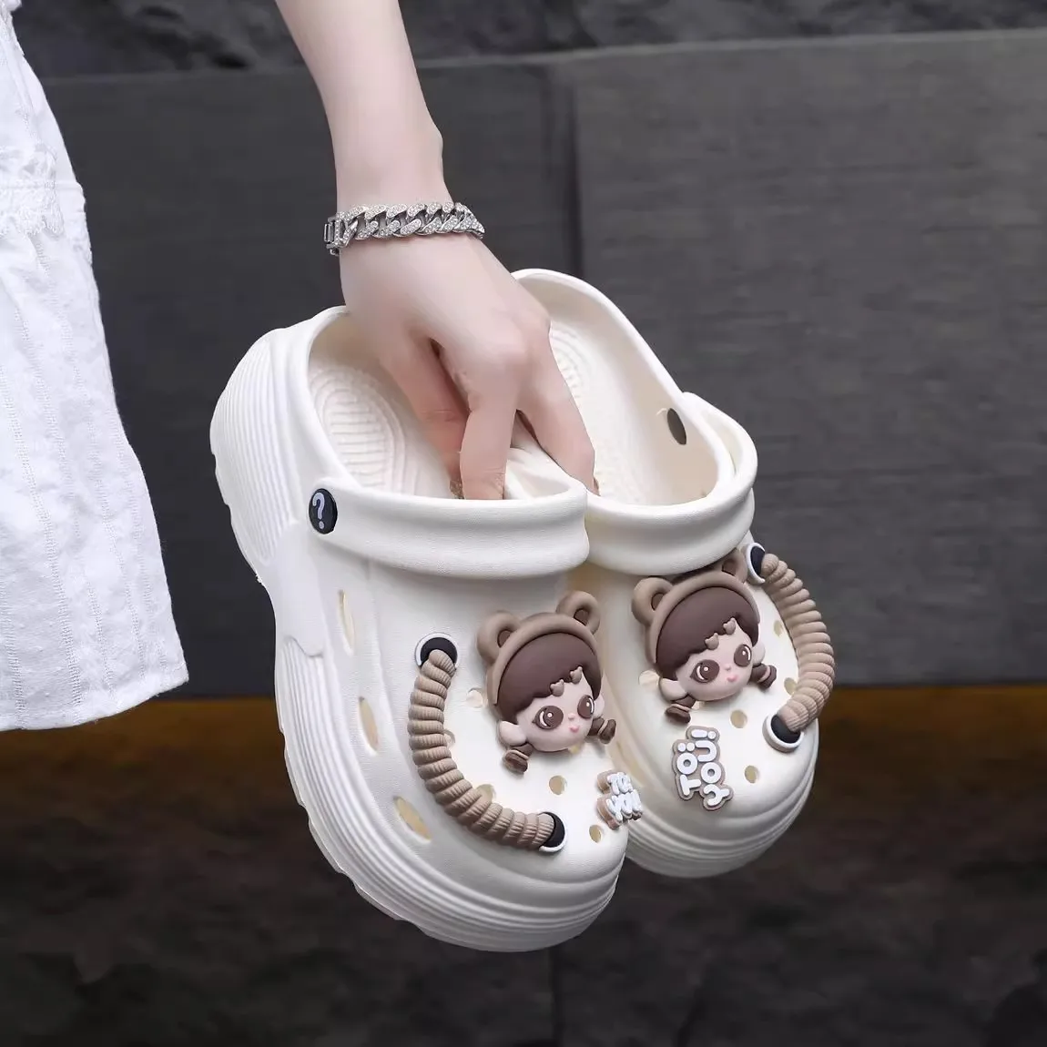 kf-S092e2c92a5394301bb0348ac413b26082 새로운 여름 귀여운 작은 사람 구멍 신발 여성 신발 통기성 두꺼운 단독 편안한 슬리퍼 비치 신발 샌들 플랫폼 - 이미지 1