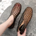 새로운 2025 여성 레저 젤리 샌들 컷 아웃 부드러운 PVC 통기성 여름 플랫 신발 가까운 발가락 여성 스트리트 플랫 - 이미지 2