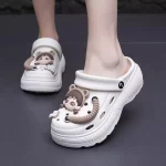 새로운 여름 귀여운 작은 사람 구멍 신발 여성 신발 통기성 두꺼운 단독 편안한 슬리퍼 비치 신발 샌들 플랫폼 - 이미지 5