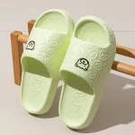 여름 여성 캐주얼 슬리퍼 귀여운 곰 실내 부드러운 단독 야외 미끄럼 방지 에어 쿠션 가벼움 남성 패션 플랫 신발 - 이미지 2