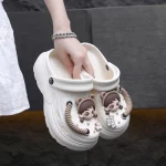 새로운 여름 귀여운 작은 사람 구멍 신발 여성 신발 통기성 두꺼운 단독 편안한 슬리퍼 비치 신발 샌들 플랫폼 - 이미지 4