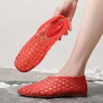 새로운 2025 여성 레저 젤리 샌들 컷 아웃 부드러운 PVC 통기성 여름 플랫 신발 가까운 발가락 여성 스트리트 플랫 - 이미지 4