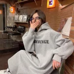 아메리칸 스타일 롱 후드 드레스 여성 겨울용 두꺼운 플리스 레터링 루즈핏 스트레이트 튜브 스커트 캐주얼 편안한 드레스