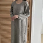 여성 라운드넥 사이드 꽈배기 니트 롱 원피스 포근 - 이미지 3