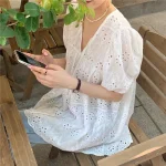 여성용 할로우 아웃 퍼프 슬리브 블라우스, 올매치 원피스 레이스, V넥, 얇은 여름 루즈 패션, 솔리드 심플 캐주얼 여성 - 이미지 3
