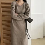 여성 라운드넥 사이드 꽈배기 니트 롱 원피스 포근 - 이미지 2