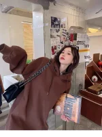 아메리칸 스타일 롱 후드 드레스 여성 겨울용 두꺼운 플리스 레터링 루즈핏 스트레이트 튜브 스커트 캐주얼 편안한 드레스 - 이미지 4