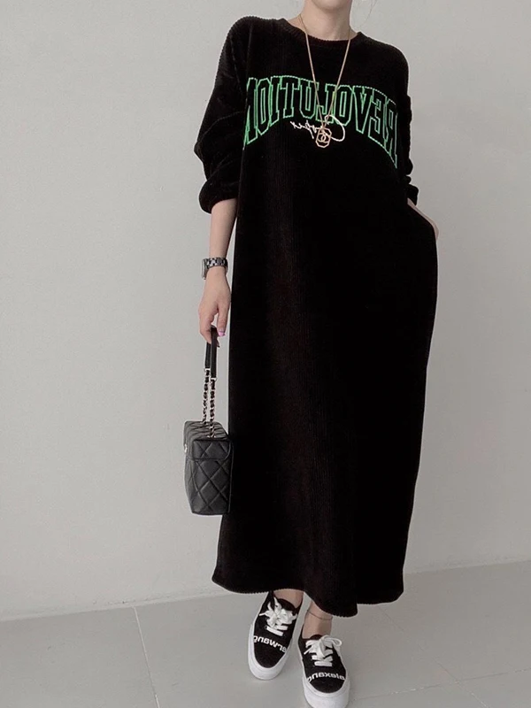 kf-Sde57e77492f84c118130dfcef57e7c02o 플러스 사이즈 여성용 한국 스타일 코듀로이 레터 프린트 롱 드레스 루즈핏 캐주얼 가을 패션 300파운드 드레스 - 이미지 1