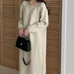 여성 라운드넥 사이드 꽈배기 니트 롱 원피스 포근