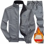 새로운 세트, 플러시하고 두꺼운 따뜻한 자수 가디건, 투피스 스포츠 슈트, 남성용 긴팔 바지, 니트 캐주얼 슈트